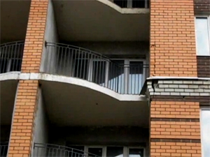Элитный жилой дом рассыпается по кусочкам